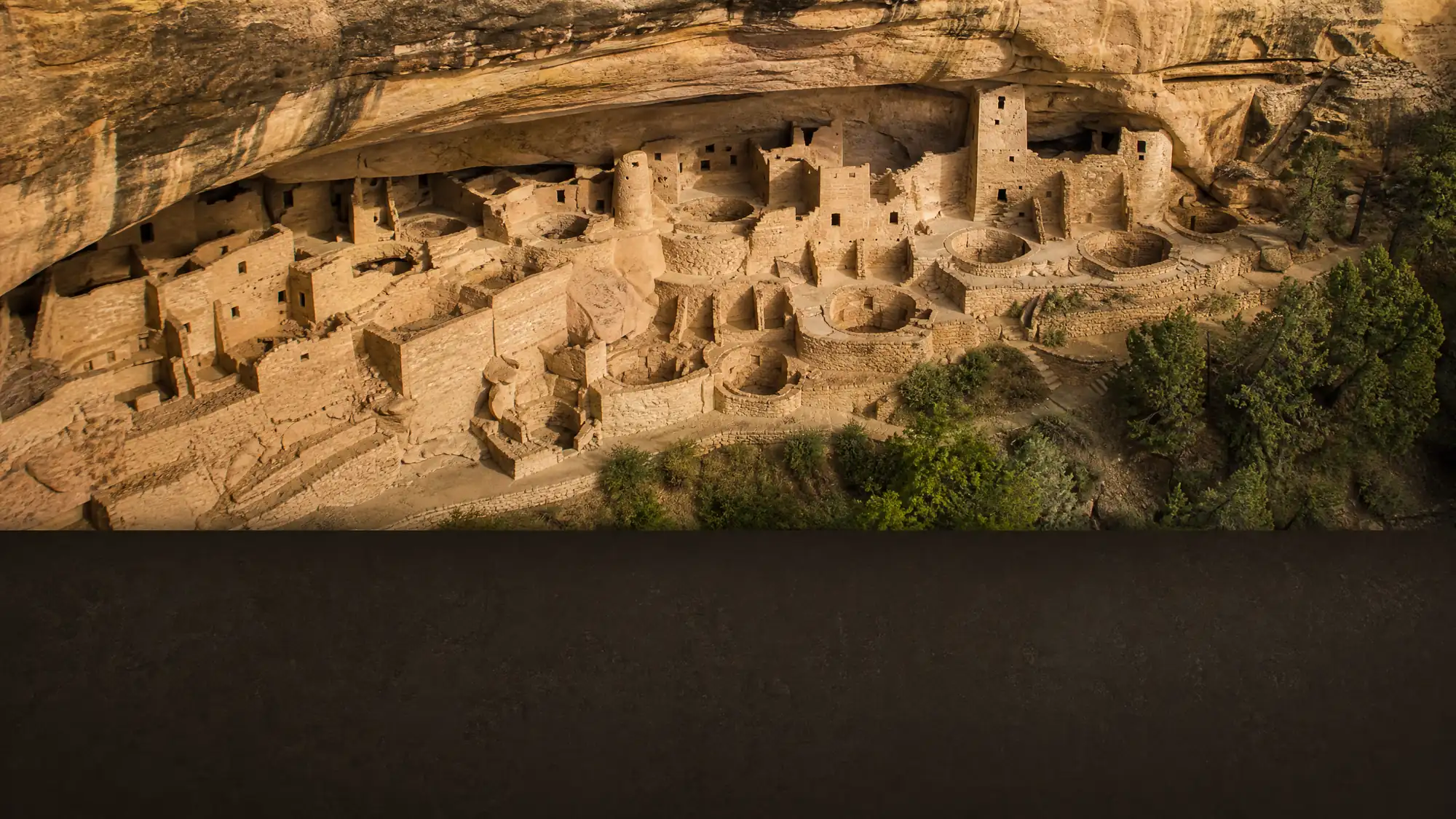 Esplora 700 anni di storia degli Ancestrali Pueblo. Scopri come prenotare i tour degli insediamenti rupestri e orientarti tra le strade tortuose del parco.