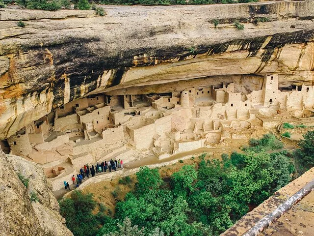 Un grande gruppo di visitatori esplora le vaste rovine di Cliff Palace.