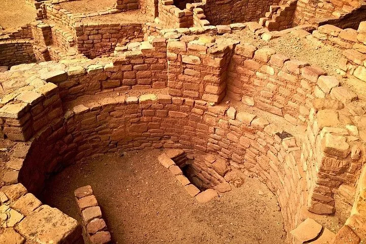 Sguardo verso il basso in un kiva circolare in pietra con un'apertura a scala.